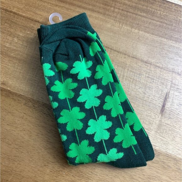 Green Shamrock Crew Socks Shoe Sizes 4-10 St. Patricks Day Theme Polyester Blend - Picture 2 of 4